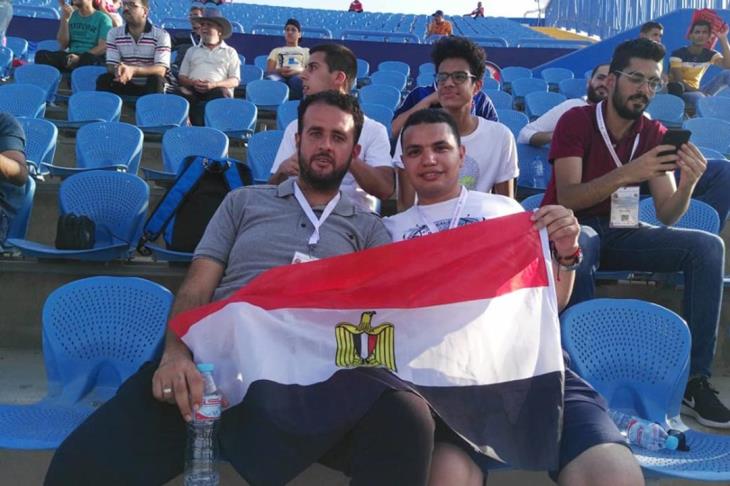 مشجعان من مصر للجزائر